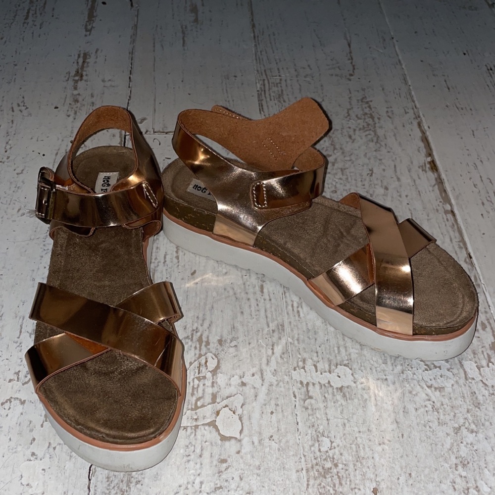 $15 rarely worn platform metallic sandals. Size: 6.5